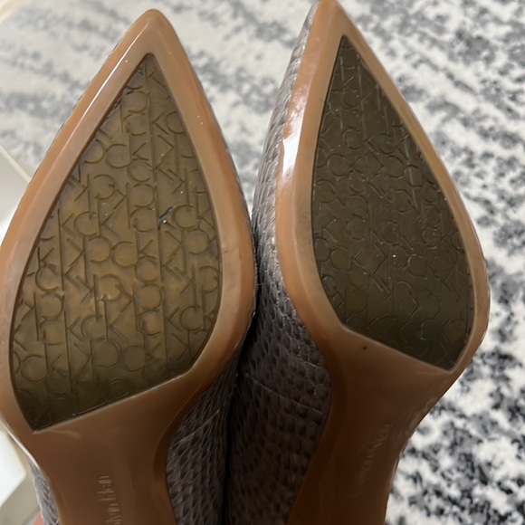 Grey snake skin Calvin Klein pumps in 7.5 - Picture 6 of 7